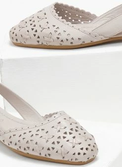 Μπαλαρίνες δερμάτινες με διάτρητο σχέδιο Carmela 160672 - Πάγου -The Fashion Project Κατάστημα mpalarines dermatines me diatrito sxedio carmela 1 110413 81jk