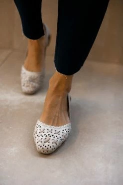 Μπαλαρίνες δερμάτινες με διάτρητο σχέδιο Carmela 160672 - Πάγου