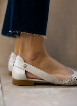 Μπαλαρίνες δερμάτινες με διάτρητο σχέδιο Carmela 160672 - Πάγου -The Fashion Project Κατάστημα mpalarines dermatines me diatrito sxedio carmela 1 110413 z7sr