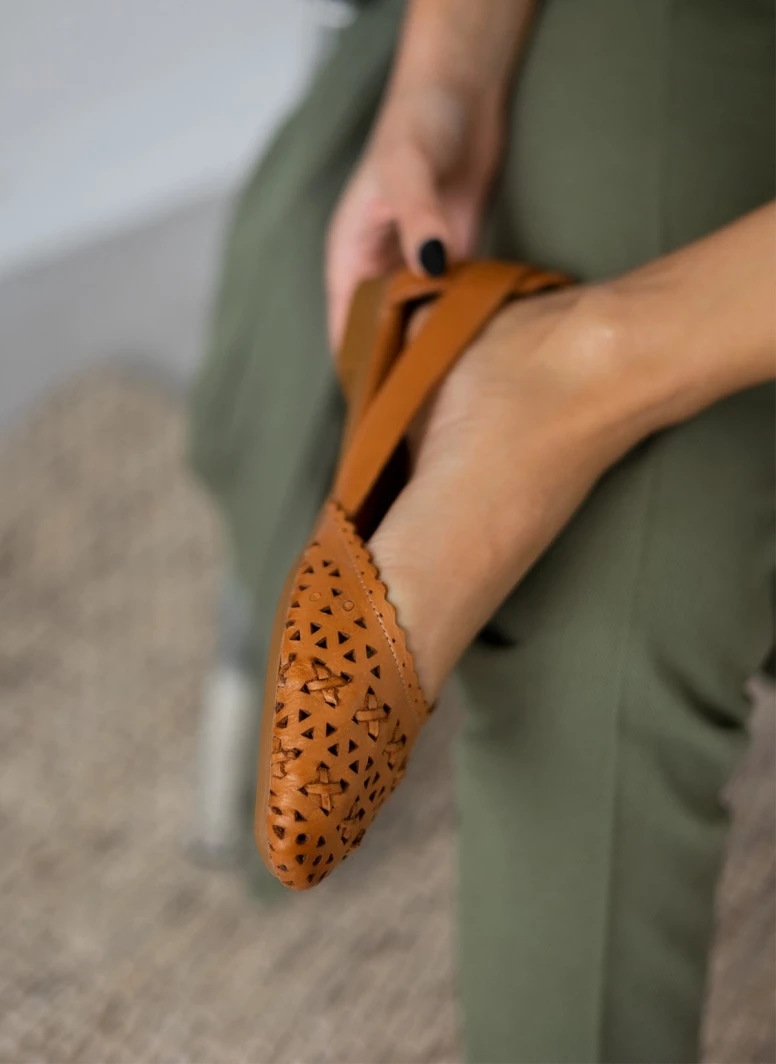 Μπαλαρίνες δερμάτινες με διάτρητο σχέδιο Carmela 160672 - Κάμελ Μπαλαρίνες δερμάτινες με διάτρητο σχέδιο Carmela 160672 - Κάμελ -The Fashion Project Κατάστημα mpalarines dermatines me diatrito sxedio carmela 1 110414 79di