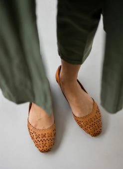 Μπαλαρίνες δερμάτινες με διάτρητο σχέδιο Carmela 160672 - Κάμελ 5 Μπαλαρίνες δερμάτινες με διάτρητο σχέδιο Carmela 160672 - Κάμελ -The Fashion Project Κατάστημα mpalarines dermatines me diatrito sxedio carmela 1 110414 j49v