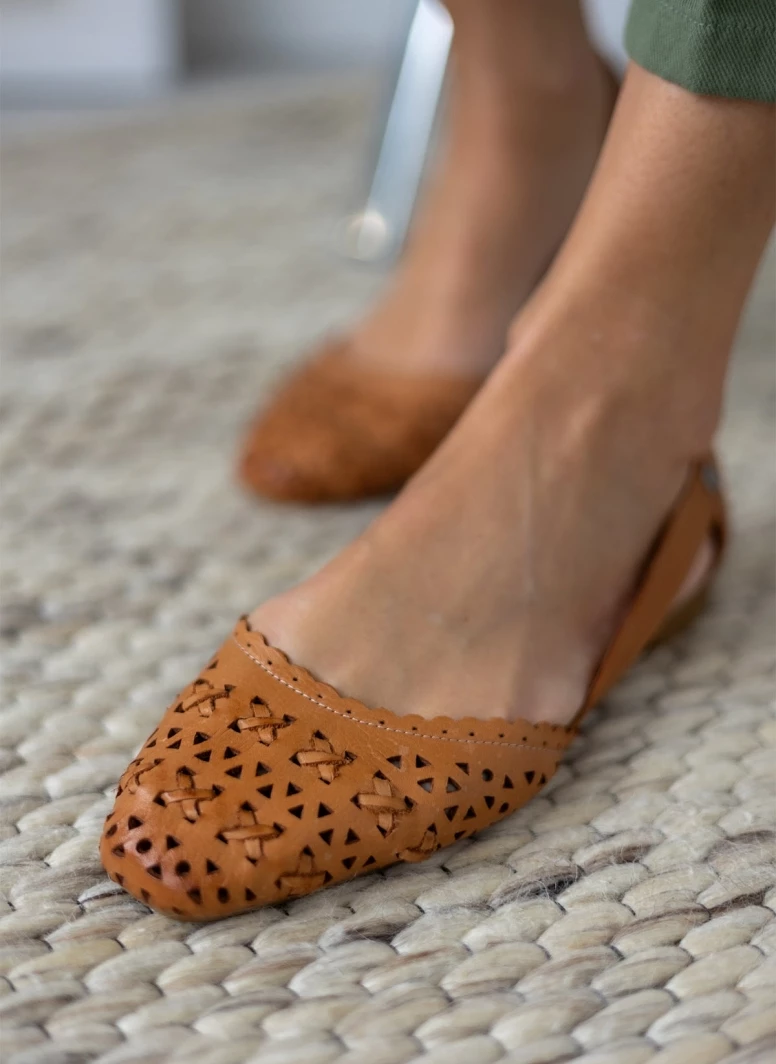 Μπαλαρίνες δερμάτινες με διάτρητο σχέδιο Carmela 160672 - Κάμελ Μπαλαρίνες δερμάτινες με διάτρητο σχέδιο Carmela 160672 - Κάμελ -The Fashion Project Κατάστημα mpalarines dermatines me diatrito sxedio carmela 1 110414 rd97