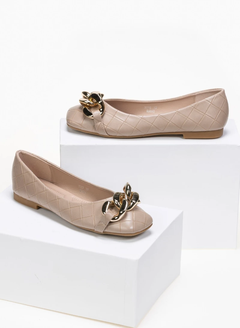 Μπαλαρίνες με pattern καπιτονέ και αλυσίδα - Πούρο The Fashion Project Μπαλαρίνες με Pattern καπιτονέ και αλυσίδα - Πούρο -The Fashion Project Κατάστημα mpalarines me pattern kapitone kai alusida 87054