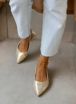 Xti Footwear Μπαλαρίνες Suede με μεταλλικό τακούνι Xti 141065 - Χρυσό -The Fashion Project Κατάστημα mpalarines suede me metalliko takouni xti 141065 110347 kmes