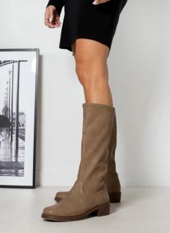 The Fashion Project Μπότες φλατ σε στρογγυλή γραμμή - Τάουπε -The Fashion Project Κατάστημα mpotes flat se strogguli grammi 108949 417p