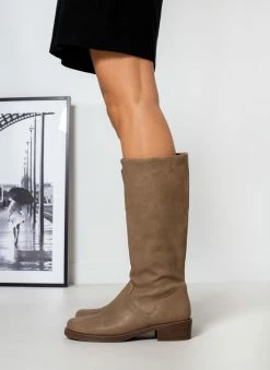 The Fashion Project Μπότες φλατ σε στρογγυλή γραμμή - Τάουπε -The Fashion Project Κατάστημα mpotes flat se strogguli grammi 108949 xkv0