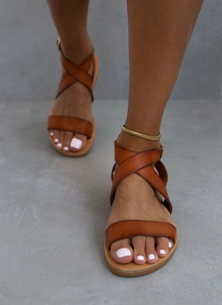 Σανδάλια δερμάτινα με crossover μπαρέτα Iris - Καφέ Σανδάλια δερμάτινα με Crossover μπαρέτα Iris - Καφέ -The Fashion Project Κατάστημα pedila isia xeiropoiita dermatina 90691 2j99