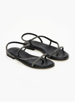 Σανδάλια δερμάτινα με περαστό λουράκι Estil - Μαύρο 3 Σανδάλια δερμάτινα με περαστό λουράκι Estil - Μαύρο -The Fashion Project Κατάστημα sandalia dermatina estil me perasto strass louraki 105072 2apy