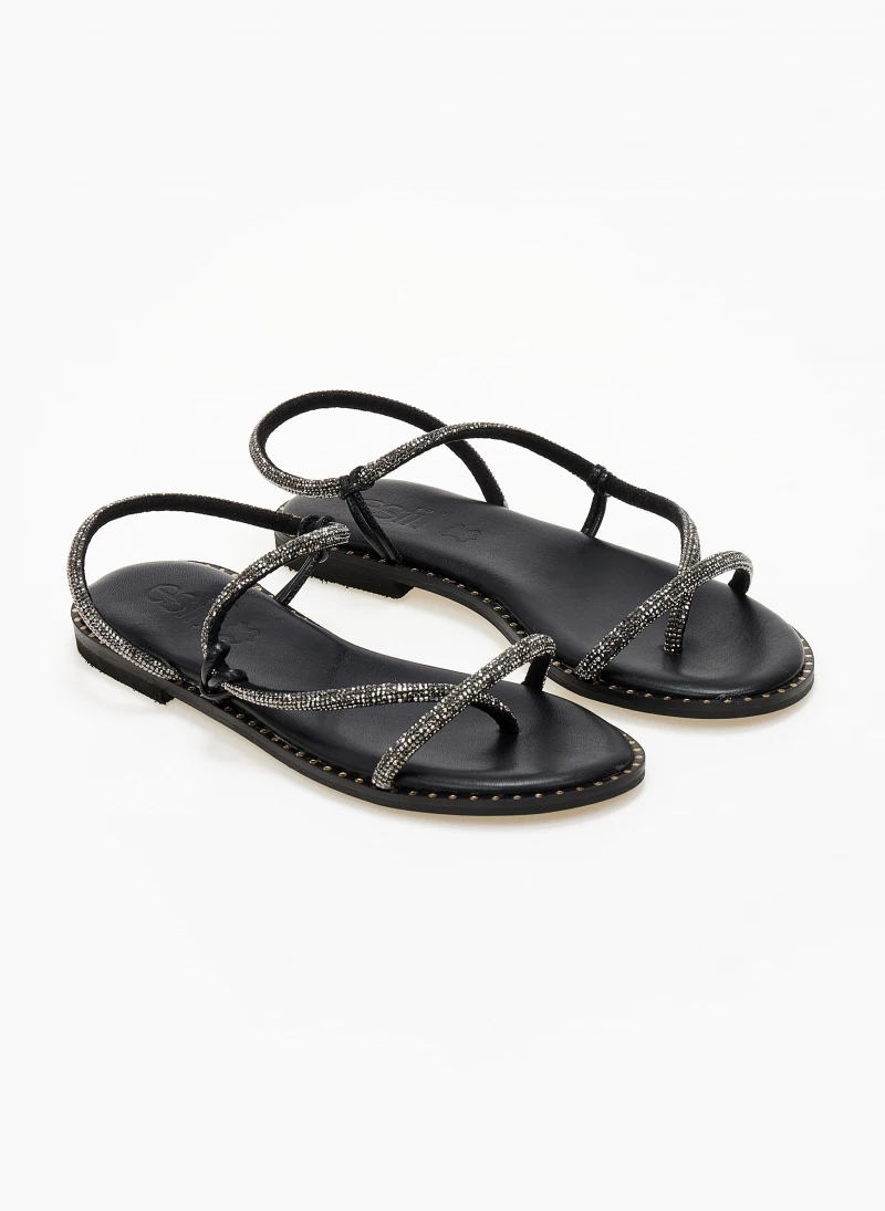 Σανδάλια δερμάτινα με περαστό λουράκι estil - Μαύρο Σανδάλια δερμάτινα με περαστό λουράκι Estil - Μαύρο -The Fashion Project Κατάστημα sandalia dermatina estil me perasto strass louraki 105072 2apy