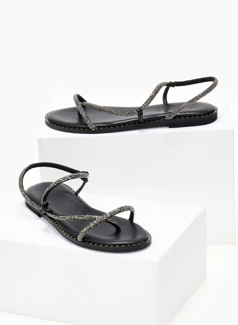Σανδάλια δερμάτινα με περαστό λουράκι estil - Μαύρο Σανδάλια δερμάτινα με περαστό λουράκι Estil - Μαύρο -The Fashion Project Κατάστημα sandalia dermatina estil me perasto strass louraki 105072 hrpd
