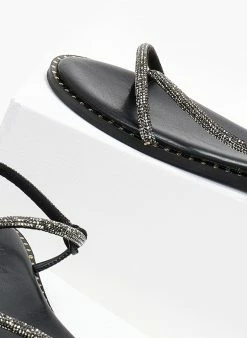 Σανδάλια δερμάτινα με περαστό λουράκι Estil - Μαύρο 4 Σανδάλια δερμάτινα με περαστό λουράκι Estil - Μαύρο -The Fashion Project Κατάστημα sandalia dermatina estil me perasto strass louraki 105072 yu6o