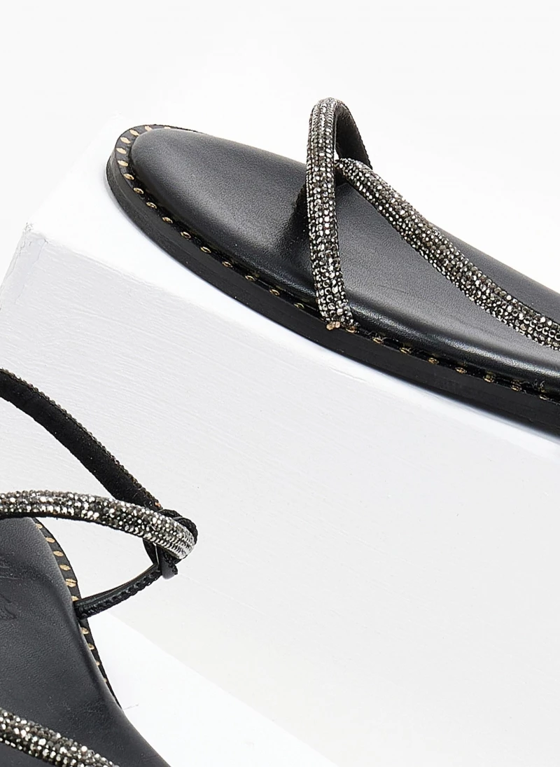 Σανδάλια δερμάτινα με περαστό λουράκι estil - Μαύρο Σανδάλια δερμάτινα με περαστό λουράκι Estil - Μαύρο -The Fashion Project Κατάστημα sandalia dermatina estil me perasto strass louraki 105072 yu6o