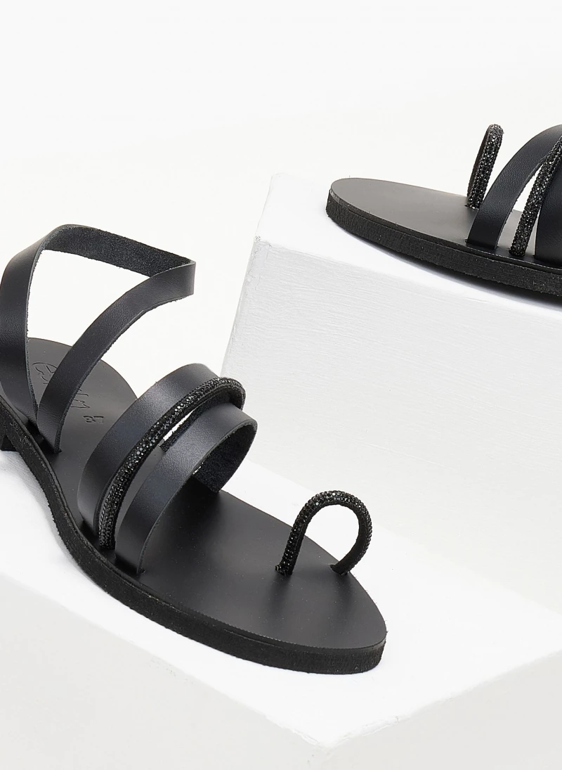 Σανδάλια δερμάτινα με strass λεπτομέρεια estil - Μαύρο Σανδάλια δερμάτινα με Strass λεπτομέρεια Estil - Μαύρο -The Fashion Project Κατάστημα sandalia dermatina estil me strass leptomereia 105719 6fip