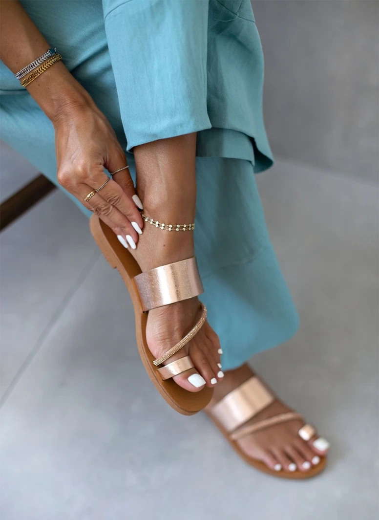 Σανδάλια δερμάτινα με strass λεπτομέρεια estil - Χαλκός Σανδάλια δερμάτινα με Strass λεπτομέρεια Estil - Χαλκός -The Fashion Project Κατάστημα sandalia dermatina estil me strass leptomereia 106189 ih1h