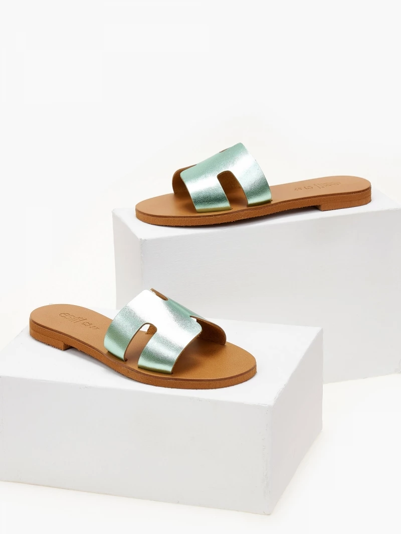 Σανδάλια δερμάτινα σε μεταλλικά χρώματα estil - Βεραμάν Σανδάλια δερμάτινα σε μεταλλικά χρώματα Estil - Βεραμάν -The Fashion Project Κατάστημα sandalia dermatina estil se metallika xrwmata 105381