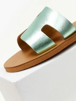 Σανδάλια δερμάτινα σε μεταλλικά χρώματα Estil - Βεραμάν 4 Σανδάλια δερμάτινα σε μεταλλικά χρώματα Estil - Βεραμάν -The Fashion Project Κατάστημα sandalia dermatina estil se metallika xrwmata 105381 w8hg