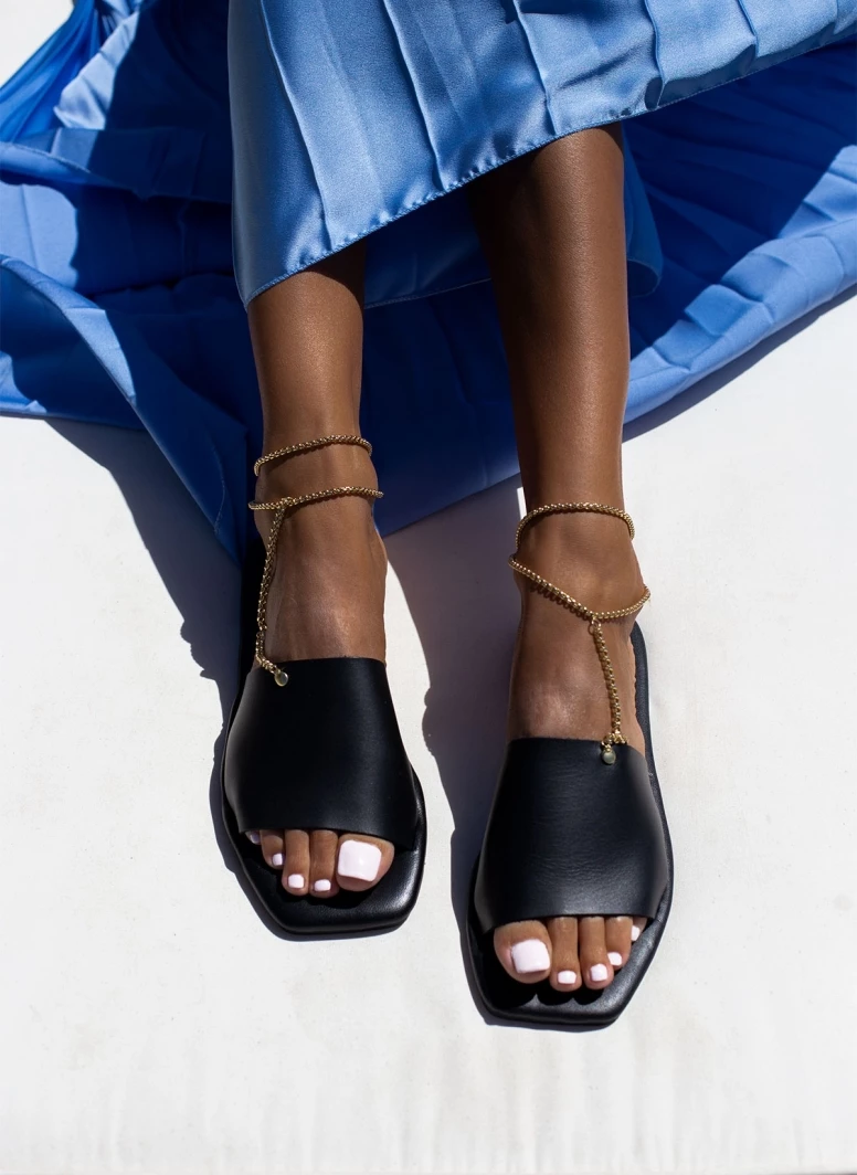 Σανδάλια δερμάτινα με anklet αλυσίδα Iris - Μαύρο Σανδάλια δερμάτινα με Anklet αλυσίδα Iris - Μαύρο -The Fashion Project Κατάστημα sandalia dermatina iris me anklet alusida 102720 jshf