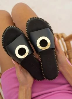 Σανδάλια δερμάτινα με διακοσμητικό Iris - Μαύρο 5 Σανδάλια δερμάτινα με διακοσμητικό Iris - Μαύρο -The Fashion Project Κατάστημα sandalia dermatina iris me kuklo 102707 7ki1