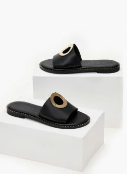 Σανδάλια δερμάτινα με διακοσμητικό Iris - Μαύρο 7 Σανδάλια δερμάτινα με διακοσμητικό Iris - Μαύρο -The Fashion Project Κατάστημα sandalia dermatina iris me kuklo 102707 m6tc