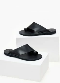Σανδάλια δερμάτινα με λοξή φάσα Iris - Μαύρο -The Fashion Project Κατάστημα sandalia dermatina iris me loksi fasa 104003 8og3