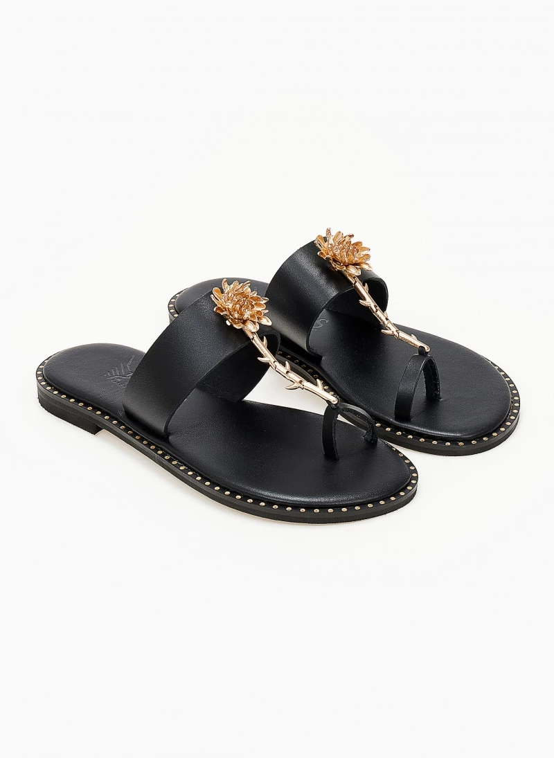 Σανδάλια δερμάτινα με λουλούδι Iris - Μαύρο Σανδάλια δερμάτινα με λουλούδι Iris - Μαύρο -The Fashion Project Κατάστημα sandalia dermatina iris me louloudi 103845 dnla