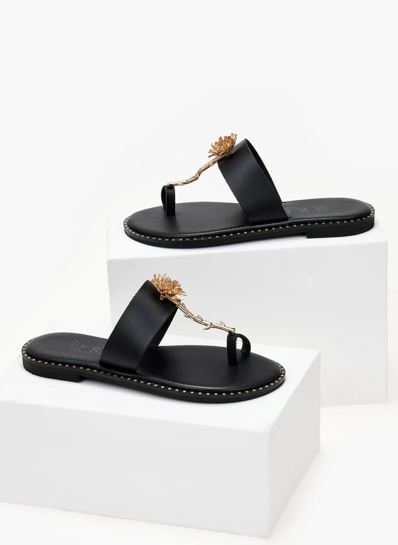Σανδάλια δερμάτινα με λουλούδι Iris - Μαύρο Σανδάλια δερμάτινα με λουλούδι Iris - Μαύρο -The Fashion Project Κατάστημα sandalia dermatina iris me louloudi 103845 ig0k
