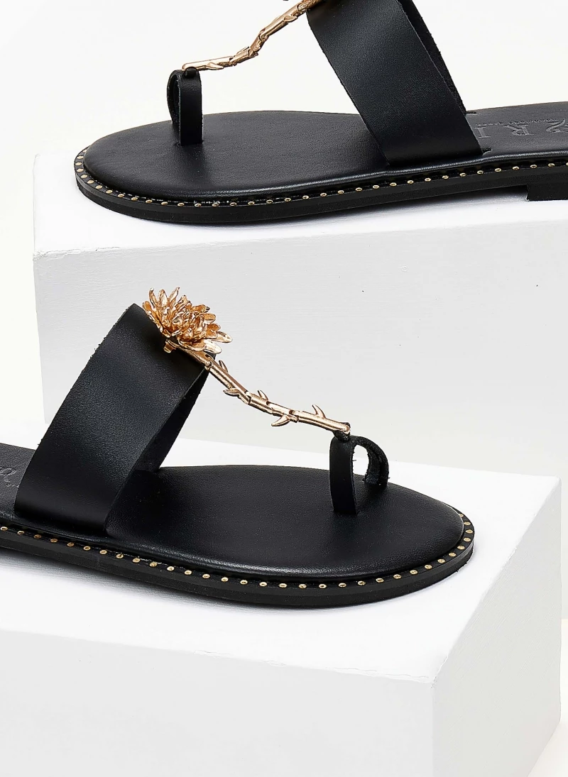 Σανδάλια δερμάτινα με λουλούδι Iris - Μαύρο Σανδάλια δερμάτινα με λουλούδι Iris - Μαύρο -The Fashion Project Κατάστημα sandalia dermatina iris me louloudi 103845 s03w