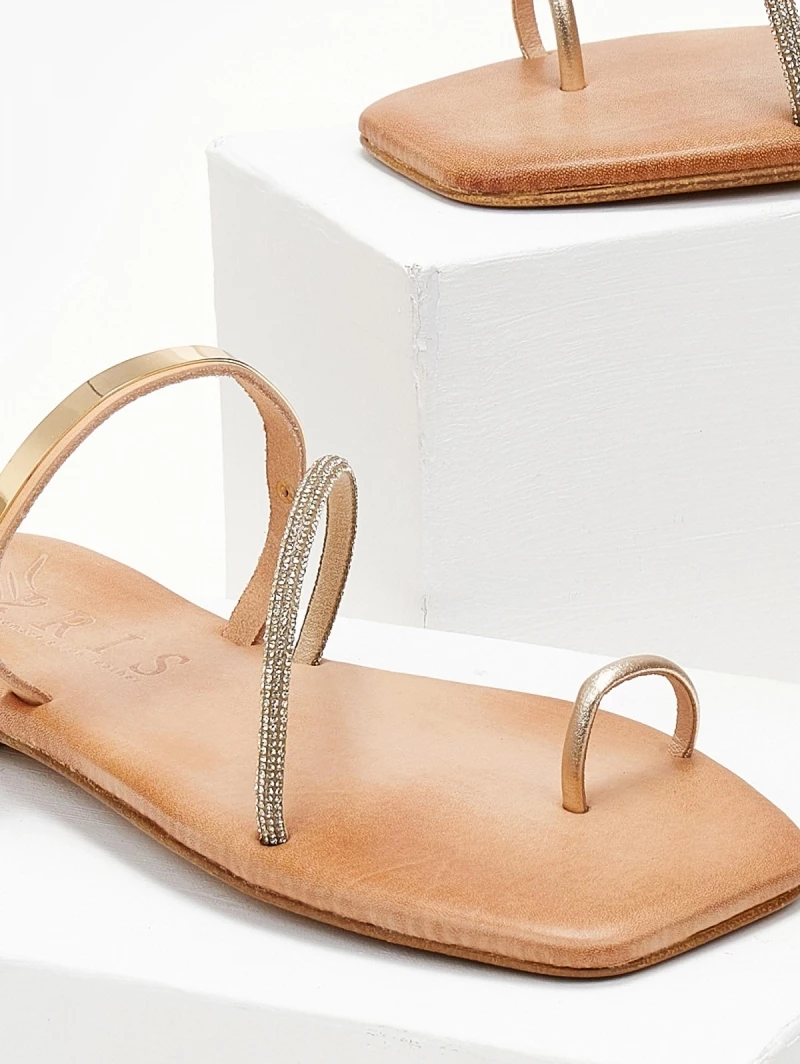 Σανδάλια δερμάτινα με μεταλλική λεπτομέρεια Iris - Χρυσό Σανδάλια δερμάτινα με μεταλλική λεπτομέρεια Iris - Χρυσό -The Fashion Project Κατάστημα sandalia dermatina iris me metalliki leptomereia 105386