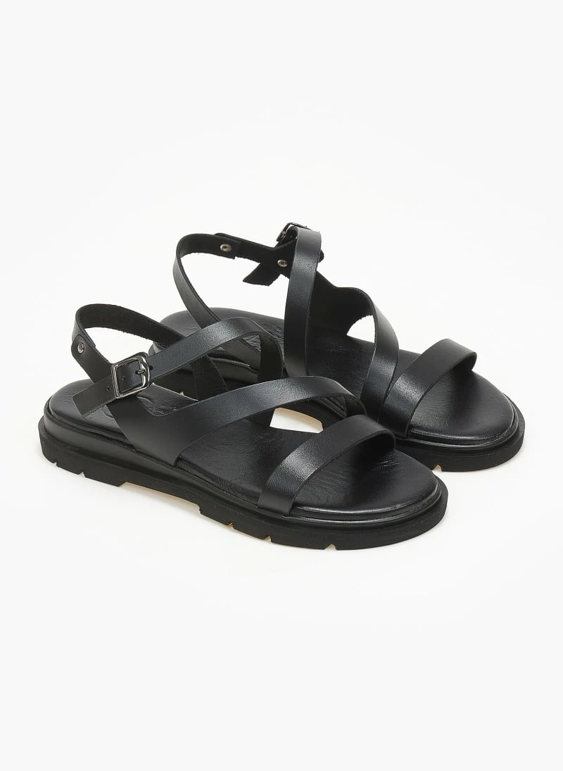 Σανδάλια δερμάτινα με λοξό λουράκι tfp - Μαύρο Σανδάλια δερμάτινα με λοξό λουράκι Tfp - Μαύρο -The Fashion Project Κατάστημα sandalia dermatina me lokso louraki tfp 111696 ozyj