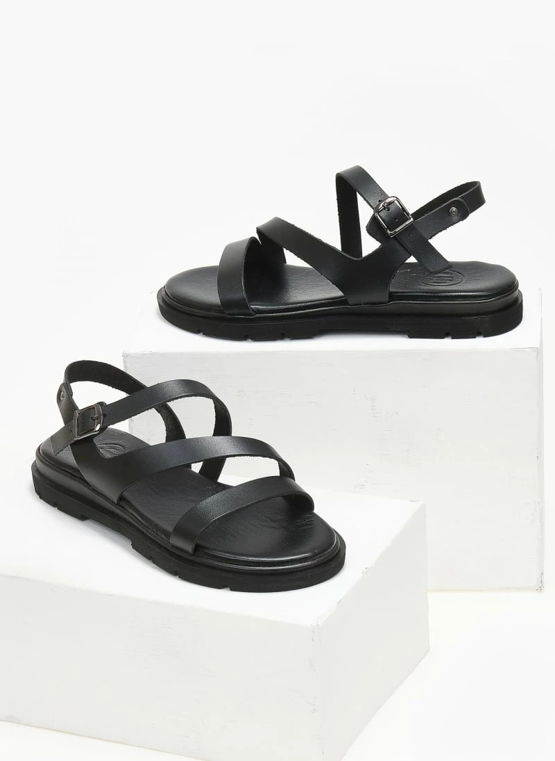 Σανδάλια δερμάτινα με λοξό λουράκι tfp - Μαύρο Σανδάλια δερμάτινα με λοξό λουράκι Tfp - Μαύρο -The Fashion Project Κατάστημα sandalia dermatina me lokso louraki tfp 111696 rwcc