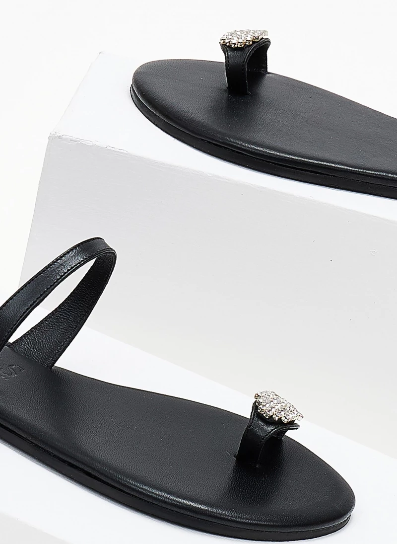 Σανδάλια δερμάτινα με στρας στο δάκτυλο Iris - Μαύρο Σανδάλια δερμάτινα με στρας στο δάκτυλο Iris - Μαύρο -The Fashion Project Κατάστημα sandalia dermatina me strass sto daktulo 103998 hlkg
