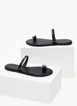 Σανδάλια δερμάτινα με στρας στο δάκτυλο Iris - Μαύρο 6 Σανδάλια δερμάτινα με στρας στο δάκτυλο Iris - Μαύρο -The Fashion Project Κατάστημα sandalia dermatina me strass sto daktulo 103998 vbtd