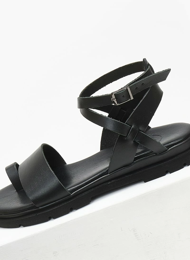 Σανδάλια δερμάτινα με χιαστί δέσιμο tfp - Μαύρο Σανδάλια δερμάτινα με χιαστί δέσιμο Tfp - Μαύρο -The Fashion Project Κατάστημα sandalia dermatina me xiasti desimo tfp 111699 d34s