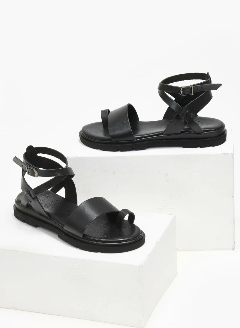 Σανδάλια δερμάτινα με χιαστί δέσιμο tfp - Μαύρο Σανδάλια δερμάτινα με χιαστί δέσιμο Tfp - Μαύρο -The Fashion Project Κατάστημα sandalia dermatina me xiasti desimo tfp 111699 vt59