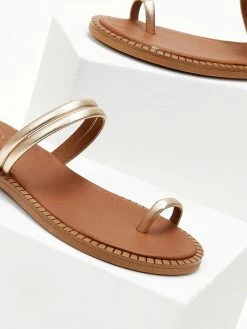 Σανδάλια δερμάτινα με διπλό λουράκι Tfp - Χρυσό 4 Σανδάλια δερμάτινα με διπλό λουράκι Tfp - Χρυσό -The Fashion Project Κατάστημα sandalia dermatina tfp me diplo louraki 105431 b3p7