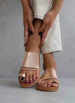 Σανδάλια δερμάτινα με στρας Estil - Χαλκός