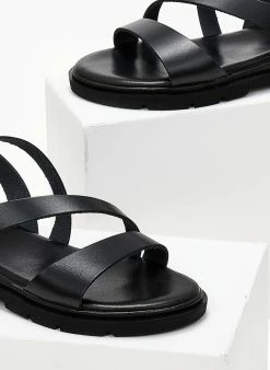 Σανδάλια TFP ανατομικά δερμάτινα με λοξό λουράκι - Μαύρο -The Fashion Project Κατάστημα sandalia tfp dermatina me lokso louraki 103350 ddaa