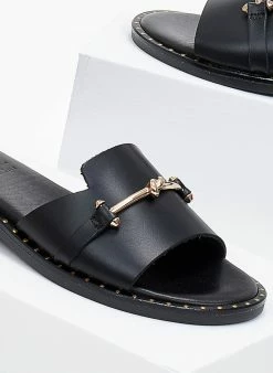 Σανδάλια TFP δερμάτινα με μεταλλικό διακοσμητικό - Μαύρο -The Fashion Project Κατάστημα sandalia tfp dermatina me metalliko diakosmitiko 101254 bm3g