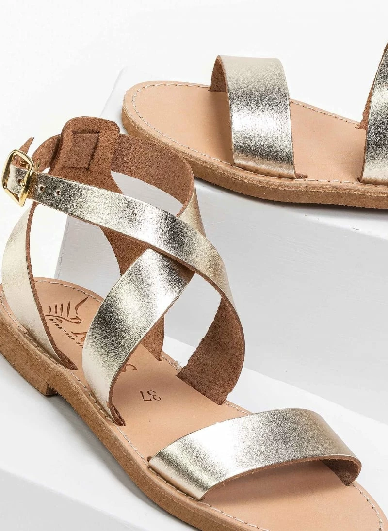 Σανδάλια δερμάτινα με crossover μπαρέτα Iris - Χρυσό Σανδάλια δερμάτινα με Crossover μπαρέτα Iris - Χρυσό -The Fashion Project Κατάστημα xeiropoiita dermatina isia pedila 90690 n4p1