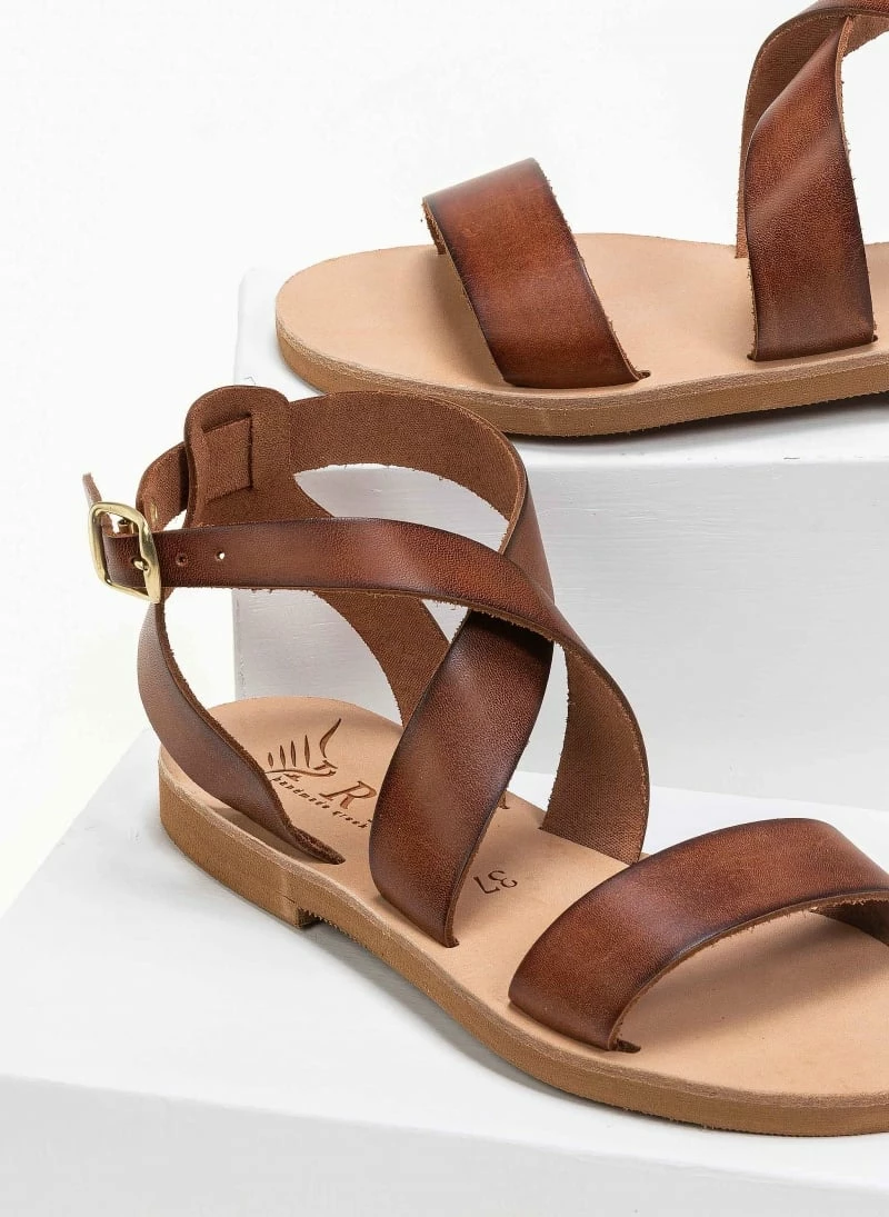 Σανδάλια δερμάτινα με crossover μπαρέτα Iris - Καφέ Σανδάλια δερμάτινα με Crossover μπαρέτα Iris - Καφέ -The Fashion Project Κατάστημα xeiropoiita dermatina isia pedila 90691 2eou