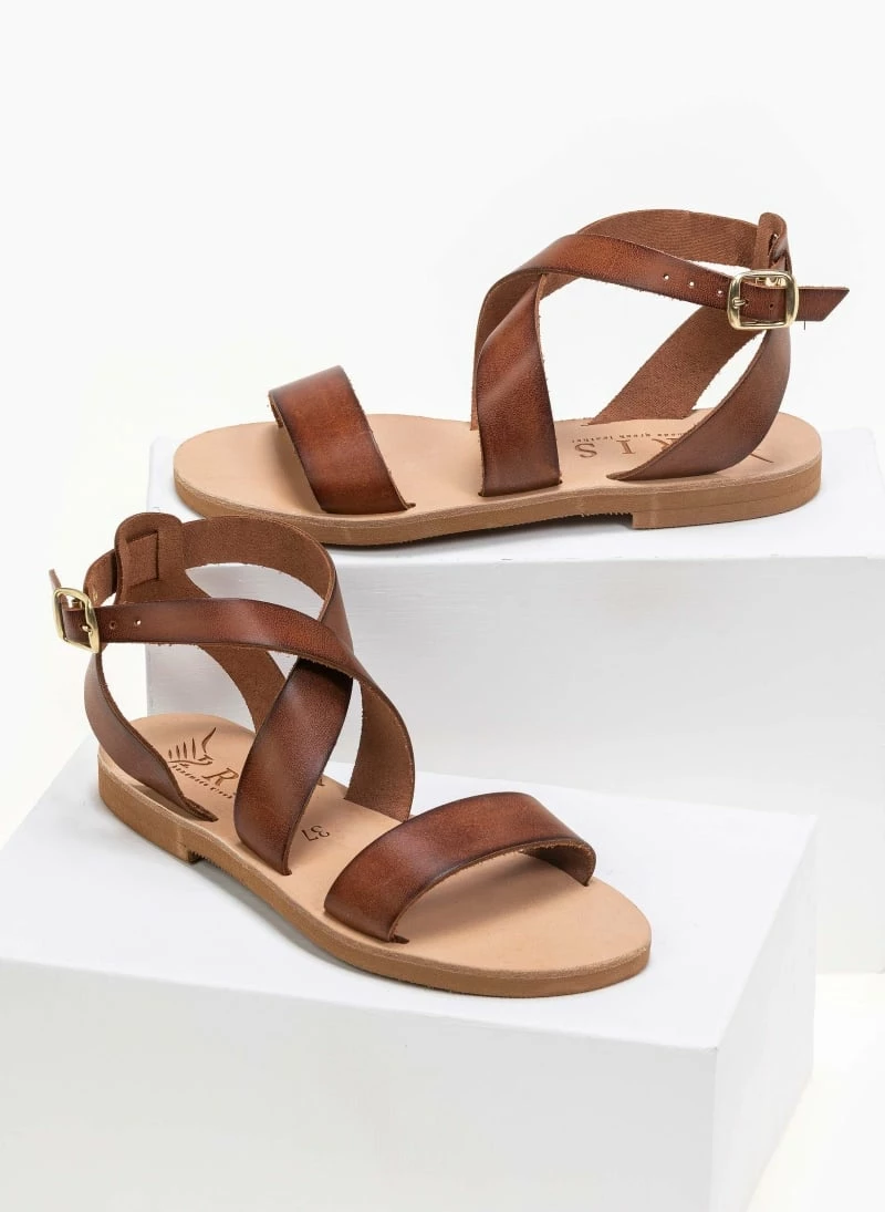 Σανδάλια δερμάτινα με crossover μπαρέτα Iris - Καφέ Σανδάλια δερμάτινα με Crossover μπαρέτα Iris - Καφέ -The Fashion Project Κατάστημα xeiropoiita dermatina isia pedila 90691 68ye